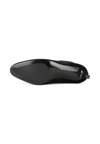 Zapato de tacón alto de ante negro que muestra una punta afilada y una suela brillante y suave. Presenta una pestaña en el talón para facilitar su uso.