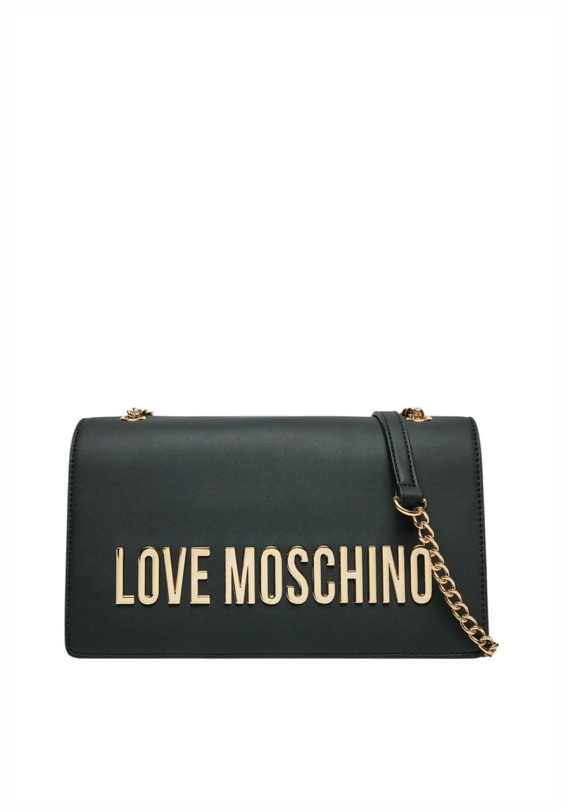 Borsa a tracolla in ecopelle nera con branding dorato "LOVE MOSCHINO". Dotata di una tracolla a catena rimovibile e una texture liscia. Forma rettangolare.