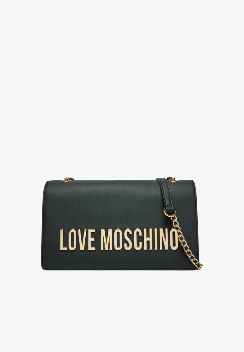 Borsa a tracolla in ecopelle nera con branding dorato "LOVE MOSCHINO". Dotata di una tracolla a catena rimovibile e una texture liscia. Forma rettangolare.