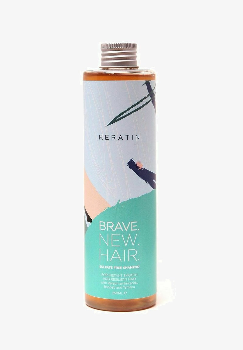 Sulfatfri shampoo i en gennemsigtig flaske med et sølvfarvet skruelåg. Udstyret med en farverig etiket med teksten "BRAVE. NEW. HAIR." og abstrakte designs.