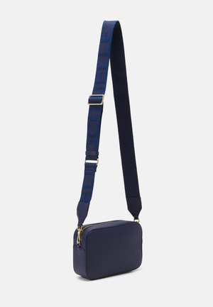 Marineblaue rechteckige Leder-Umhängetasche mit goldfarbenem Reißverschluss und breitem, verstellbarem Stoffriemen mit dunkelblauem Markenmuster.