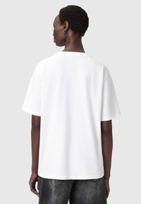 T-shirt bianco in cotone con una vestibilità comoda, maniche corte e collo a giro; texture liscia e senza loghi o motivi visibili.