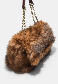 Borsa in finta pelliccia marrone con catene dorate e dettagli in pelle scura, esposta su uno sfondo bianco.