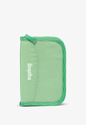 Grünes Stoffetui mit Reißverschluss und hellgrünen Akzenten sowie ergonomischem Design. Verfügt über eine glatte Textur und ein geprägtes Logo auf der Vorderseite.