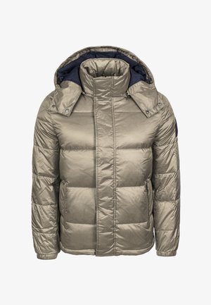 Puszysta, metaliczna oliwkowozielona kurtka z wysokim kołnierzem i kapturem, z zamkiem błyskawicznym, kieszeniami bocznymi oraz elastycznymi mankietami.