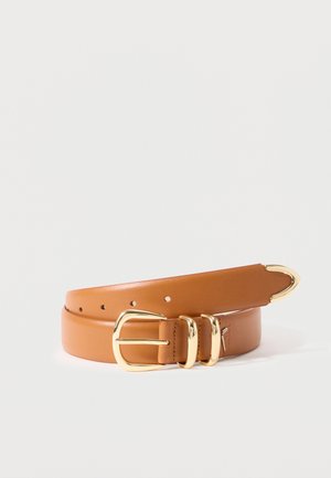 Ceinture en cuir fauve avec boucle dorée, deux passants dorés et extrémité dorée sur fond clair uni.