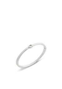 Pulsera de plata con un diseño minimalista. Presenta una superficie lisa, detalle de cierre circular y una forma plana y elegante.