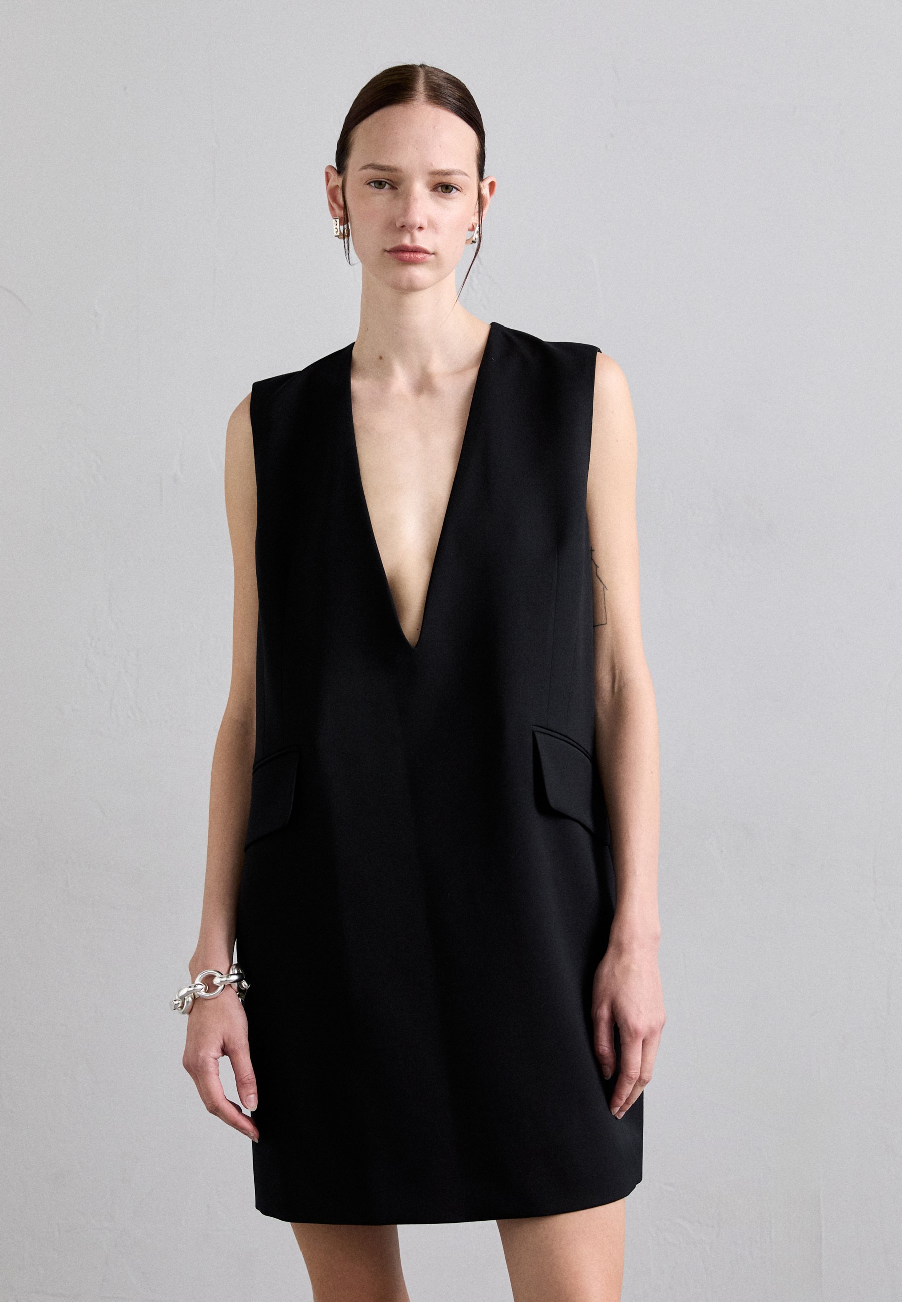 【関税＆送料込み】Mm6 Maison Margiela V-Neck Long Dress MM6 Maison Margiela V-neck Maxi Dress | Black | FARFETCH CA