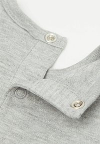 Šedá bavlněná košile s límcem na patent, s hladkým povrchem a minimem švů.