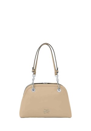 Sac à main en cuir beige avec un dessus arrondi, deux bretelles d'épaule attachées par des chaînes argentées, et un petit logo embossé à l'avant.