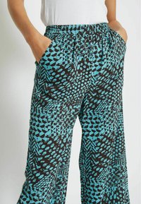 Desires ENUR HIGH WAISTED WIDE PANT - Pantalon classique - crystal teal print