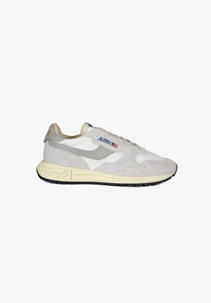 Zapatillas de hombre en cuero blanco y ante gris, con un diseño texturizado y acentos elevados, con una suela beige y branding azul.