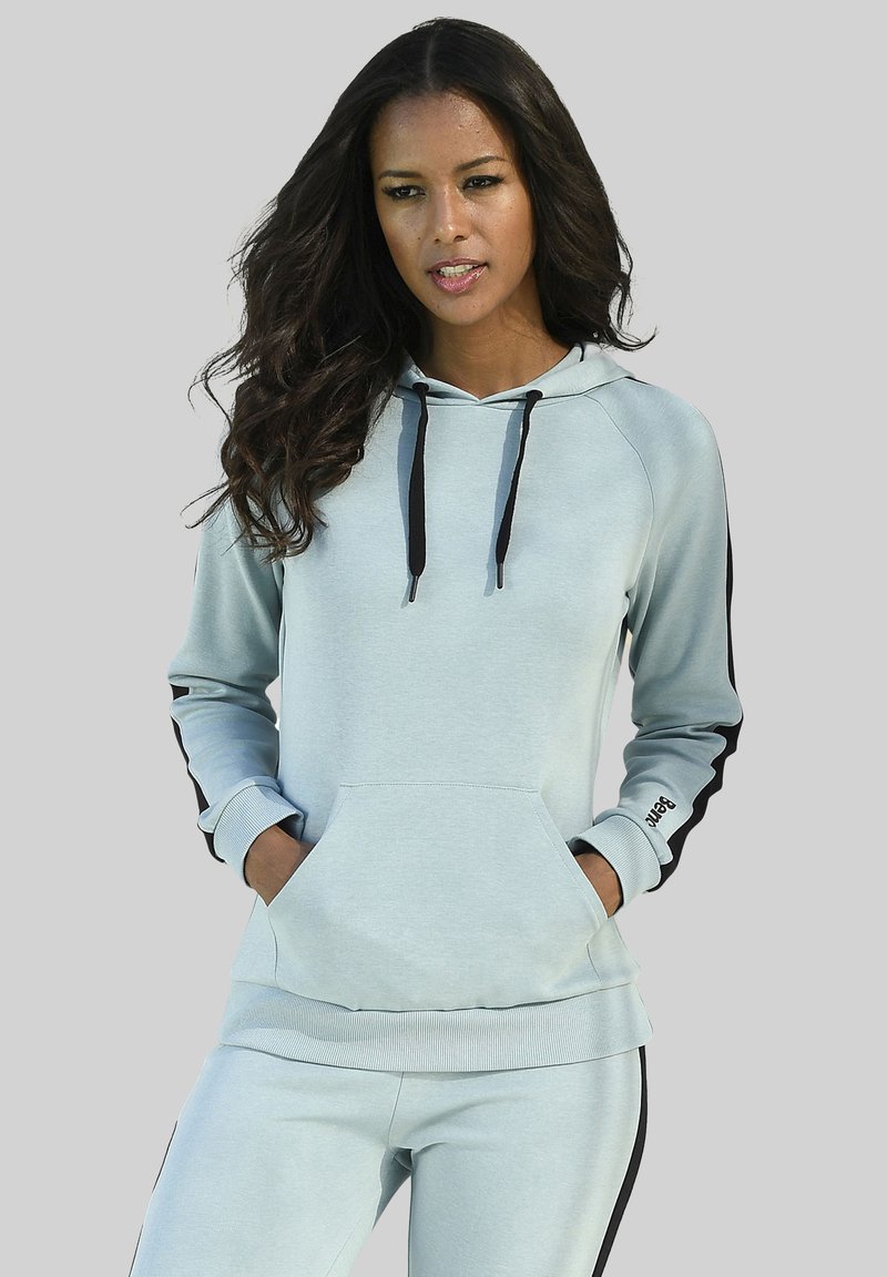 Sudadera con capucha de color azul claro con acentos negros, puños acanalados y un bolsillo frontal. Tejido suave con un corte relajado.