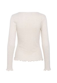 Top cu mânecă lungă, de culoare bej deschis, fabricat dintr-un material texturat. Prezintă o croială ajustată, un design căptușit și margini ondulate la tiv și la mâneci.