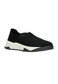 Scarpe slip-on nere con tomaia in suede testurizzato, dotate di suola in gomma bianca e nera e di un logo discreto sul lato.