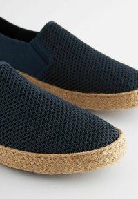 Marine mesh slip-on sko med jute reb såler, der har en tekstureret overflade og et klassisk rundt tådesign.