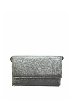 Pequeña cartera rectangular de cuero plateado texturizado con cierre de solapa y costuras sutiles sobre fondo blanco.