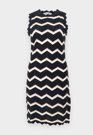 Černé pletené šaty bez rukávů s bílými a béžovými cikcak pruhy, zvlněnými lemy a štítkem DKNY Jeans na krku.