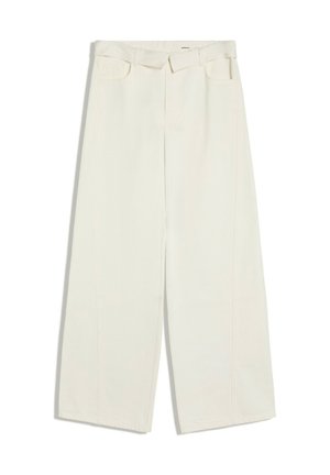Pantalon blanc à jambes larges avec poches avant et passants de ceinture, affichant un design épuré et minimaliste sur un fond uni.