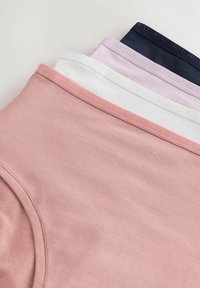 Set van vier tanktops: roze, wit, lichtpaars en marineblauw. Zachte stof, ronde halslijnen en merk-elastic trim aan de randen.