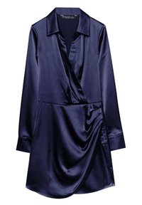 Sukně z navy modrého saténu s dlouhými rukávy, límcem, zavinovacím designem a nařasením na boku. Hladká textura a elegantní splývavost.