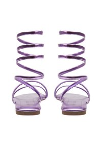 Sandali piatti metallici viola con cinturini a spirale e una soletta liscia. Il design presenta più torciture per una silhouette unica.