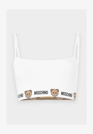 Λευκό crop top με λεπτές τιράντες, με καφέ αρκουδάκι και επαναλαμβανόμενο κείμενο "MOSCHINO" κατά μήκος της κάτω ταινίας.