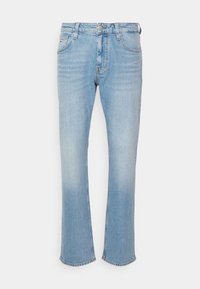 Jeans de mezclilla de color azul claro con corte recto, que cuentan con cierre de cremallera y botón, y un leve desgaste en los muslos.