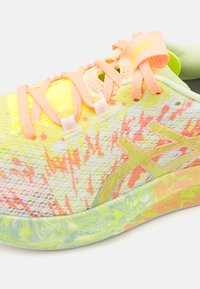 Atletická obuv v jasně žluté a růžové barvě s texturovaným síťovaným svrškem, s oranžovými tkaničkami a vzorovanou podrážkou označenou "FF Blast+".