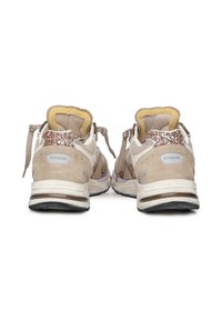 Baskets en daim beige avec des accents en paillettes, doublure jaune rembourrée et détails en mesh. Semelle en caoutchouc épaisse avec un profil noir. Quincaillerie réfléchissante.