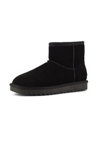 Stivale alla caviglia in suede nero con punta tonda, cuciture a vista e suola in gomma testurizzata. Design minimalista senza accenti aggiuntivi.