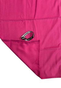 Tessuto rosa brillante con una texture liscia, caratterizzato da un angolo ripiegato e da un braccialetto nero attaccato con lettering bianco.
