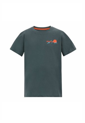Dunkelgrünes kurzärmeliges T-Shirt mit kleinem orangefarbenem und hellblauem Berg- und Sonnenmotiv und "REGATTA" Text auf der linken Brust.
