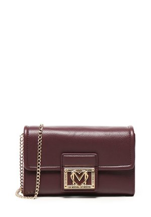 Bordeaux lederen handtas met een goudkleurige logo-sluiting, kettingriem, rechthoekige vorm en een gladde textuur. Compact en elegant ontwerp.