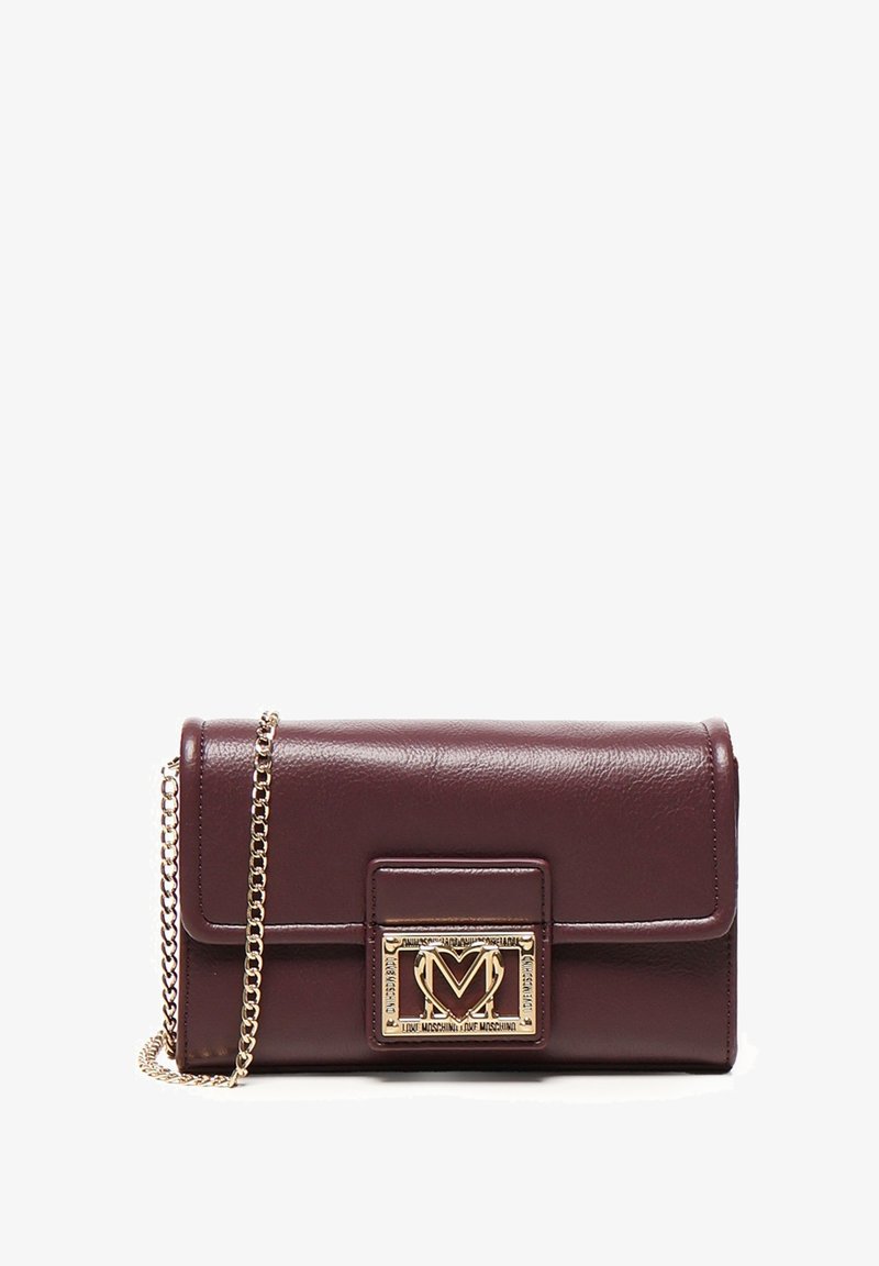 Borsa a mano in pelle bordeaux con chiusura a logo dorato, tracolla a catena, forma rettangolare e texture liscia. Design compatto ed elegante.