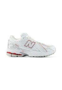 Λευκό παπούτσι για τρέξιμο New Balance 1906R με κόκκινες λεπτομέρειες, επάνω μέρος από δίχτυ, επένδυση σόλας και ορατά μαξιλαράκια απορρόφησης κραδασμών στη φτέρνα.