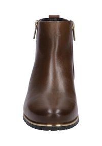 Braune Leder-Ankle Boots mit glatter Oberfläche, abgerundeter Spitze, goldenen Reißverschlussakzenten an den Seiten und einer schwarzen Gummisohle.