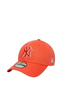 Gorra de béisbol naranja con visera curvada, que presenta un logotipo bordado en colores contrastantes y una correa ajustable en la parte posterior.