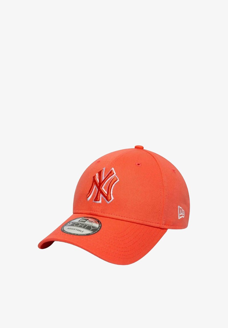 Gorra de béisbol naranja con visera curvada, que presenta un logotipo bordado en colores contrastantes y una correa ajustable en la parte posterior.