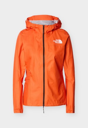 Chaqueta impermeable con capucha de color naranja brillante, cremallera frontal y logo blanco en el pecho izquierdo, ligera y diseñada para uso al aire libre.