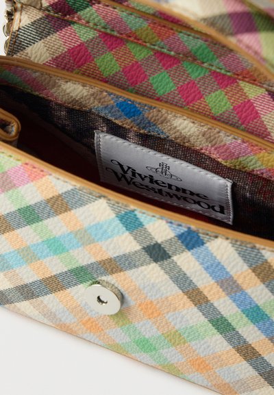 Πολλαπλή θήκη με φερμουάρ, με πολύχρωμο καρό σχέδιο σε διάφορες αποχρώσεις, κατασκευασμένη από υφασμάτινο υλικό με υφή, με ασημί κούμπωμα και ετικέτα λογοτύπου στο εσωτερικό.