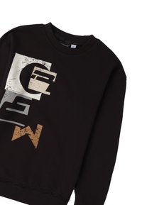 Felpa nera con una grande grafica usurata che presenta le lettere "C E W" nei colori bianco, grigio e arancione. Design classico con collo rotondo.