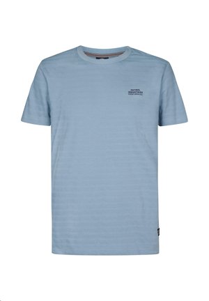 Jasnoniebieska koszulka z krótkim rękawem i okrągłym dekoltem, z subtelnymi teksturowanymi paskami i małym logo "Petrol Industries" na górnej lewej części klatki piersiowej.