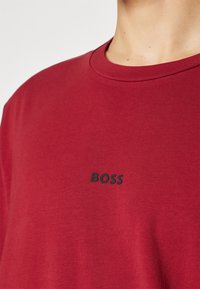 BOSS TCHUP - T-shirts - open red