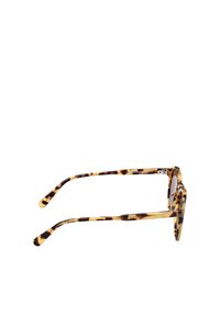 Skleničky s želvovinovým vzorem a masivním rámem, s hnědými gradientními čočkami a štíhlými nožičkami, představující lesklý povrch.