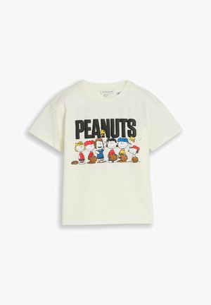 Weißes kurzärmeliges T-Shirt mit Peanuts-Figuren und großem schwarzem "PEANUTS"-Text über ihnen auf der Brust.
