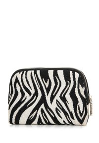 Pochette à motif zèbre en tissu tissé noir et blanc. Forme arrondie avec une fermeture éclair argentée et une petite étiquette décorative sur le côté.