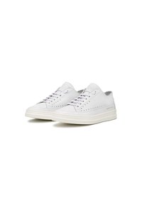 Sneakers bianchi in pelle con lacci piatti, dettagli perforati lungo i lati e suola in gomma testurizzata. Design minimalista con branding discreto.
