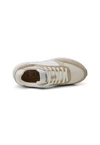 Zapatilla con una combinación de colores blanco y beige, que presenta una parte superior texturizada, diseño con cordones y una plantilla de corcho. Detalles de ante y malla.