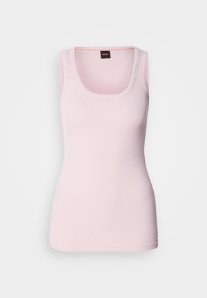 Top de tanque listrado em rosa claro com decote redondo, apresentando um logotipo subtil no peito e alças largas. Textura suave.